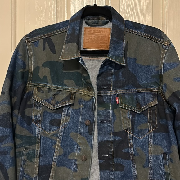 Levi’s Premium Trucker Jean Jacket - Picture 2 of 8
